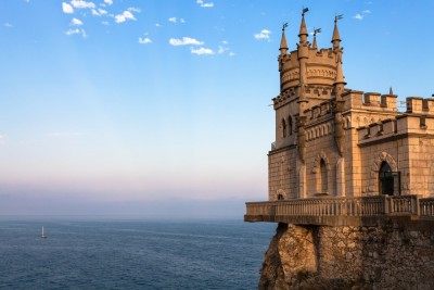 Замок Ласточкино Гнездо над Черным морем в Крыму в цвете койот