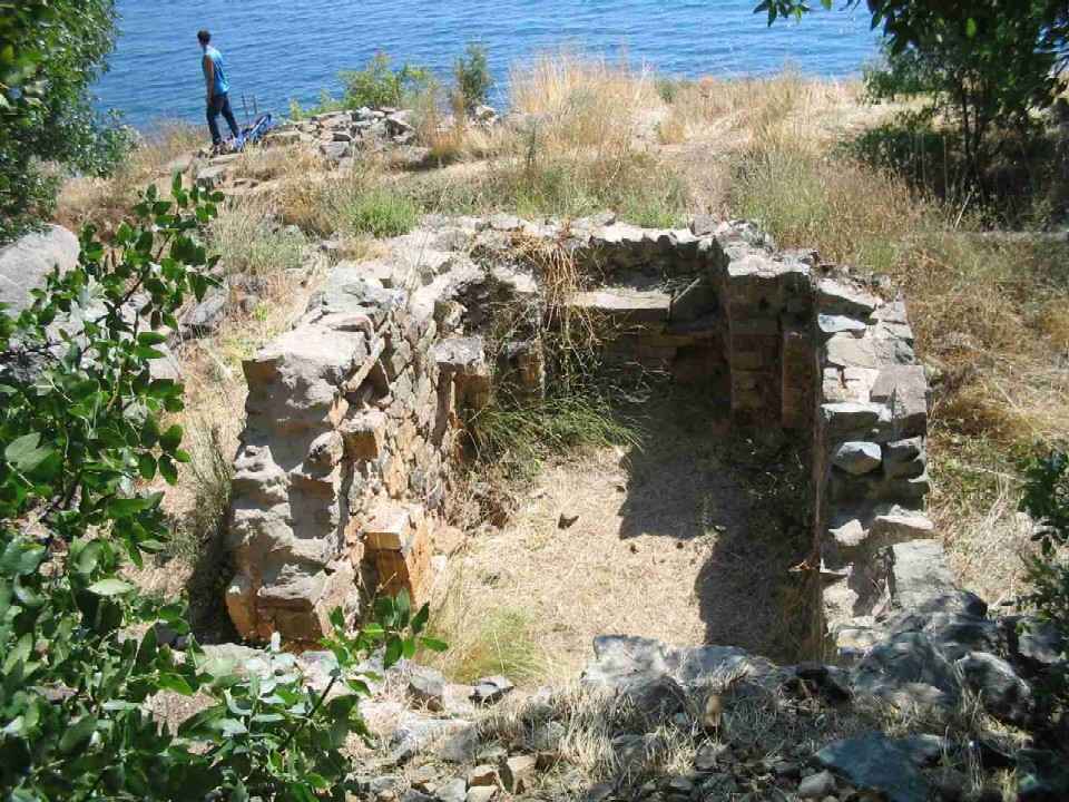 Развалины храма. Раскопки. Православный монастырь на еще более древней эллинской кладке.