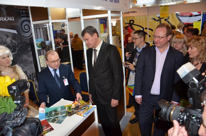 Министр курортов Крыма ознакомил почетных гостей с экспозицией ярмарки (ФОТО)