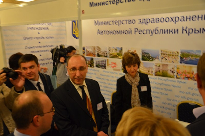Министр курортов Крыма ознакомил почетных гостей с экспозицией ярмарки (ФОТО)