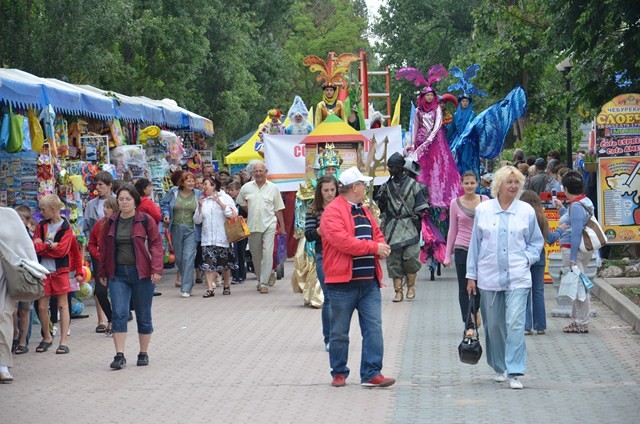 В Евпатории парад туризма собрал около 1 тыс. человек