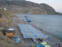 Над пляжем «Капсель» подняли Голубой флаг крымского пляжного сервиса