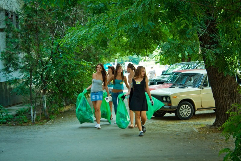 Участницы «Мисс Прохват» провели в Симферополе субботник (фото)