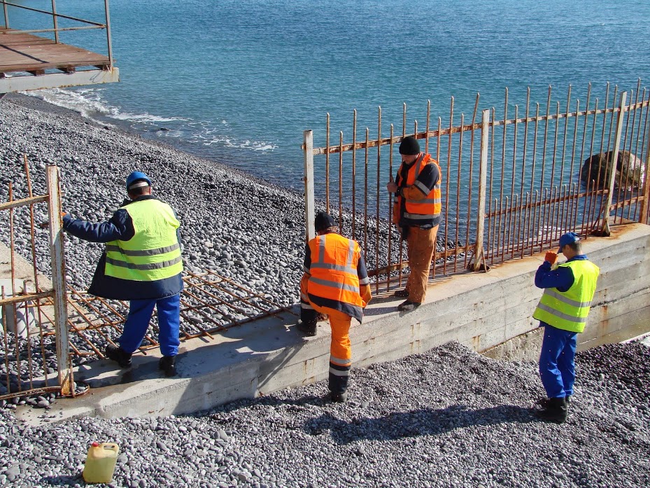 Анатолий Могилев демонтирует незаконные заборы на пляжах Ялты (фото)