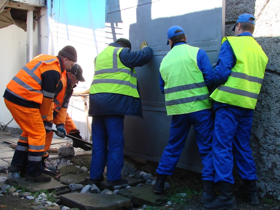 Анатолий Могилев демонтирует незаконные заборы на пляжах Ялты (фото)