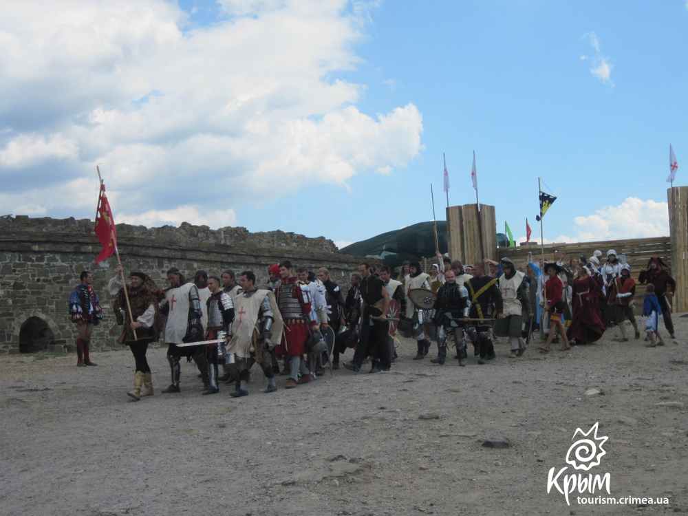 В Крыму в 13-й раз открылся фестиваль «Генуэзский шлем» (фото)
