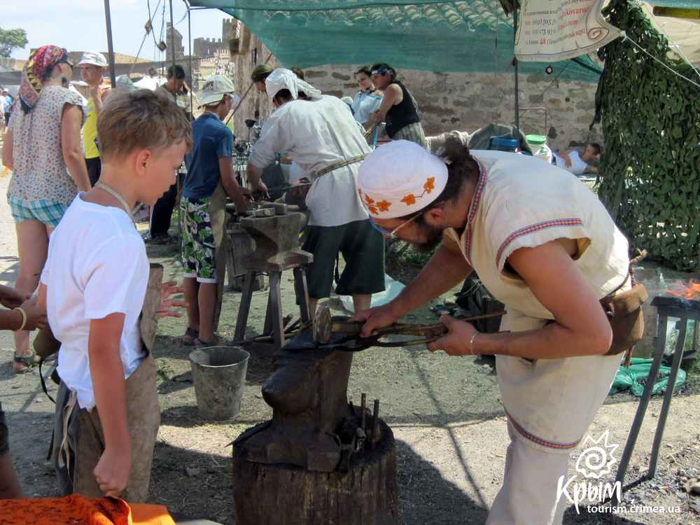 В Крыму в 13-й раз открылся фестиваль «Генуэзский шлем» (фото)