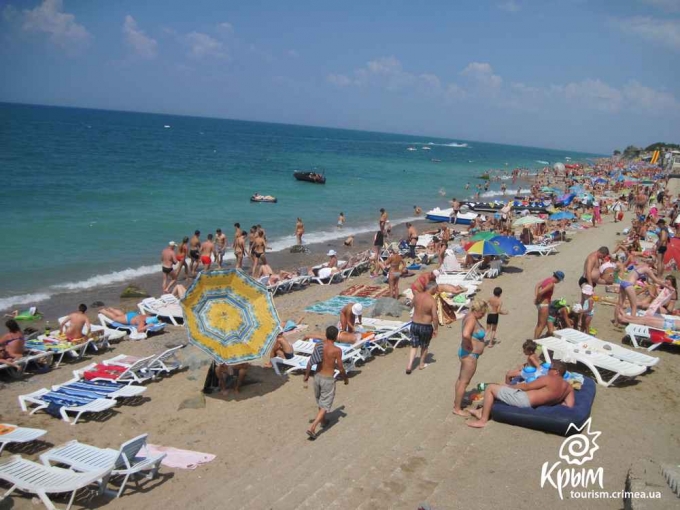 Несмотря на неготовность к курортному сезону, на семи пляжах Николаевки ведется коммерческая деятельность (фото)