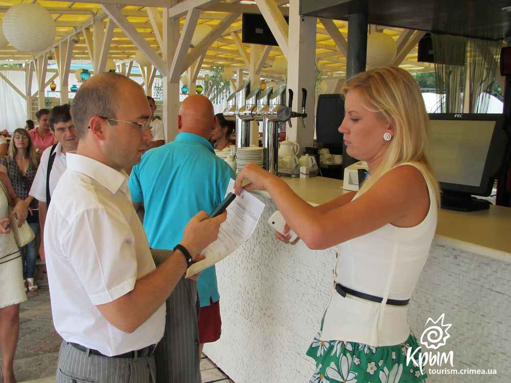 Министр курортов и туризма АРК провел рейд по торговым точкам на набережной Евпатории (фото)