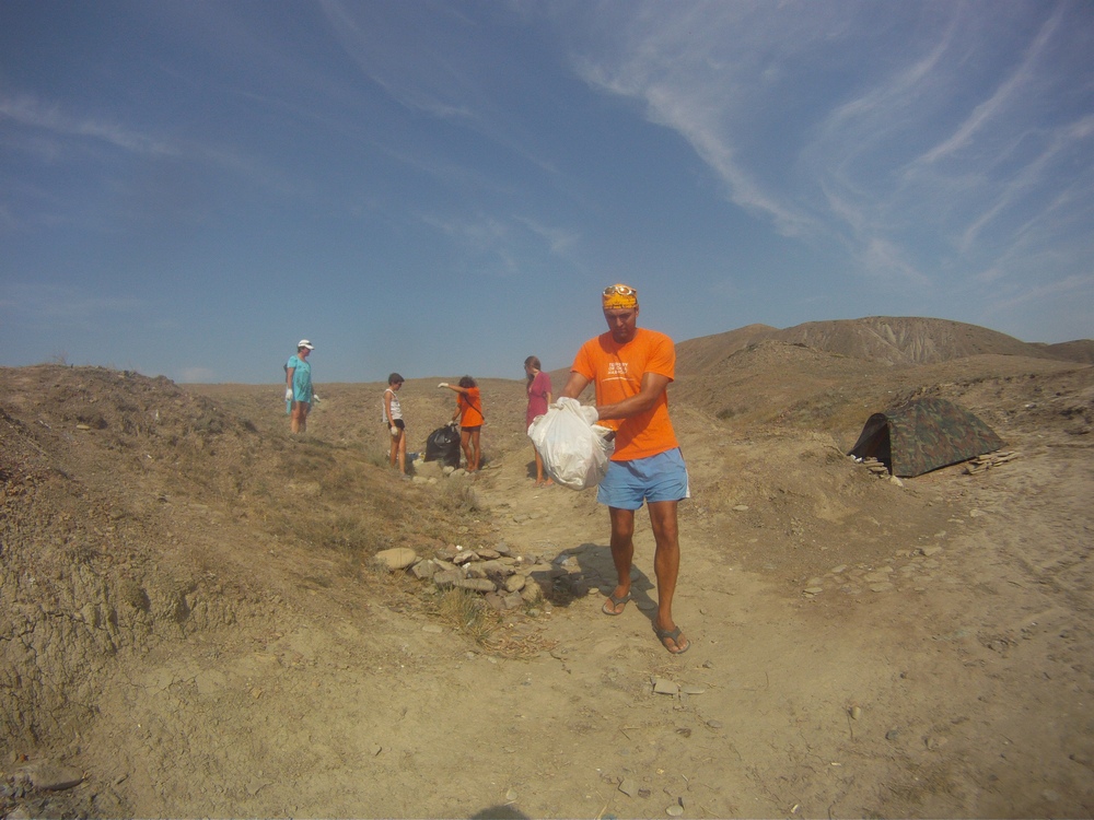 Волонтеры очистили от мусора километр береговой зоны Восточного Крыма (фото)