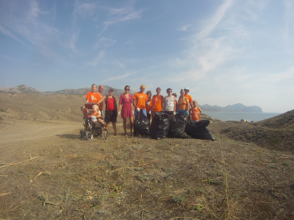 Волонтеры очистили от мусора километр береговой зоны Восточного Крыма (фото)