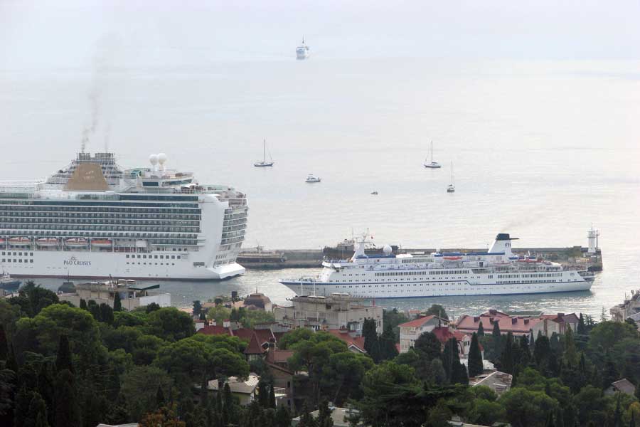 Морской порт Ялты впервые принял сразу четыре круизных лайнера (фото)