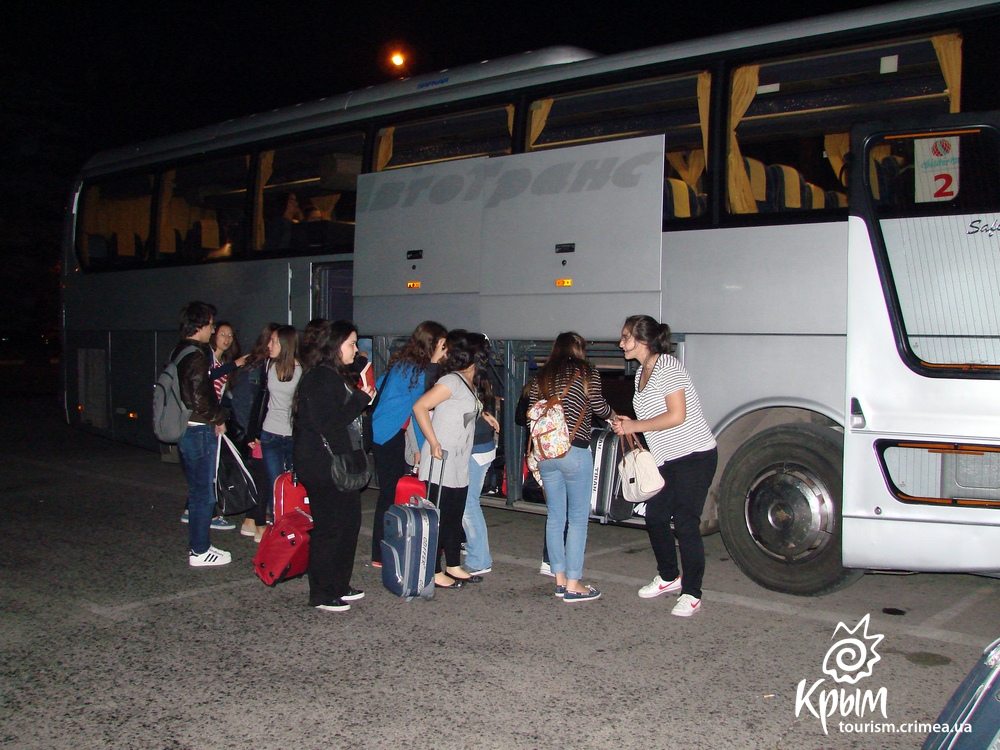 В Крыму встретили первую из девяти групп юных экскурсантов из Турции (фото)