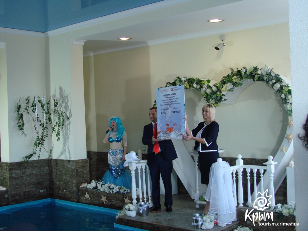 В Ялте поженили дельфинов Тарзана и Еву (фото)